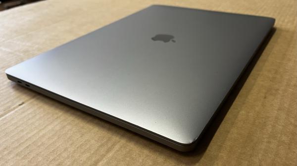 APPLE MacBook Pro 16" Touch Bar (2019) A2141 Space Gray; Core i7 / 2,6 GHz, 16GB RAM, 512GB SSD, LCD